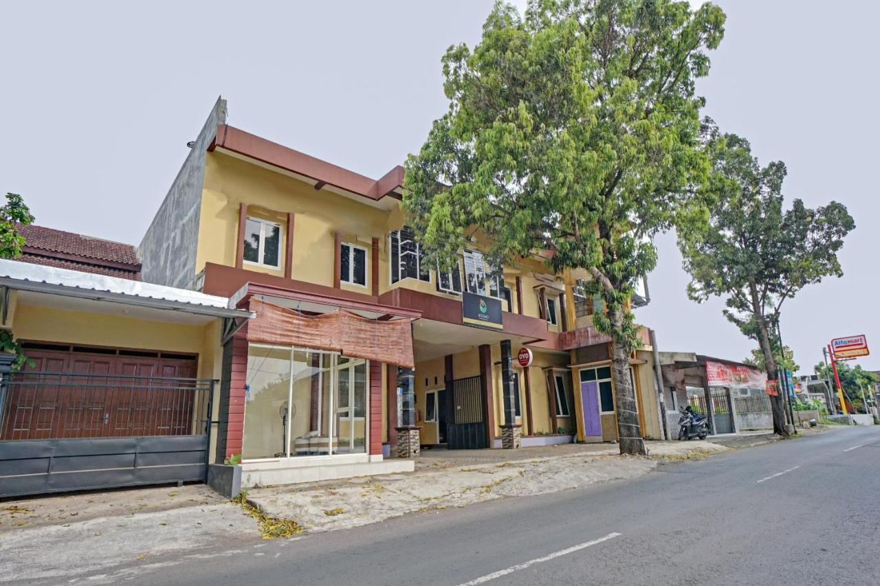 Oyo 3298 Bromo Guest House Family Malang Exterior photo
