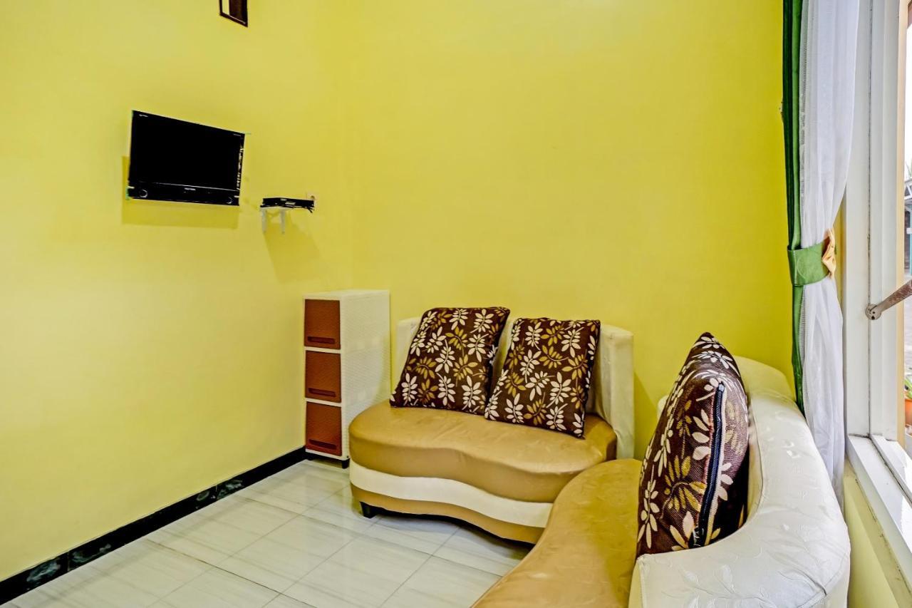 Oyo 3298 Bromo Guest House Family Malang Exterior photo