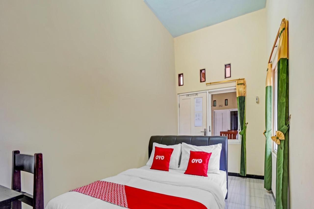 Oyo 3298 Bromo Guest House Family Malang Exterior photo